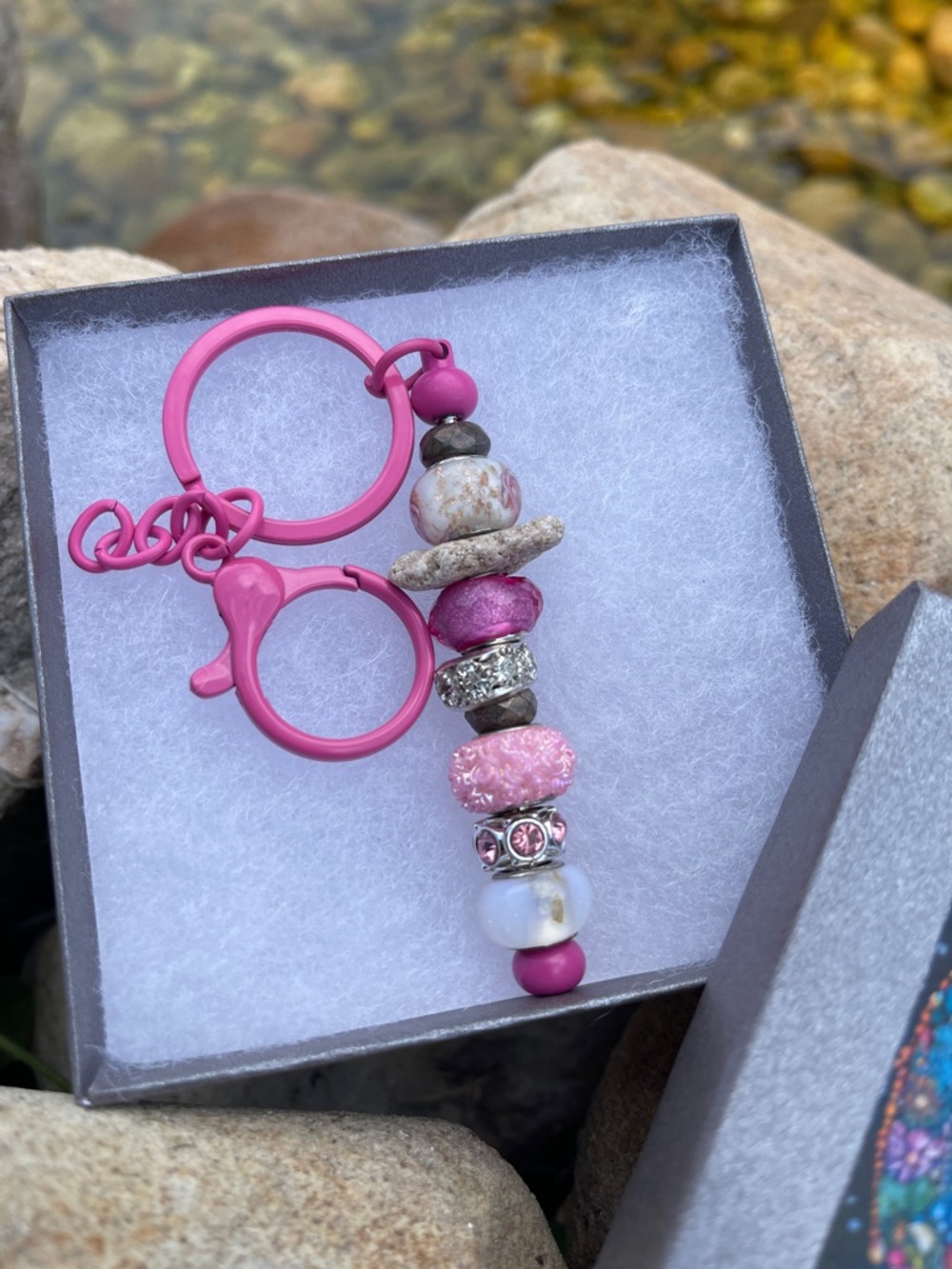 Keychain Beach Stone and Charms in Gift Box - Picture 2 of 5